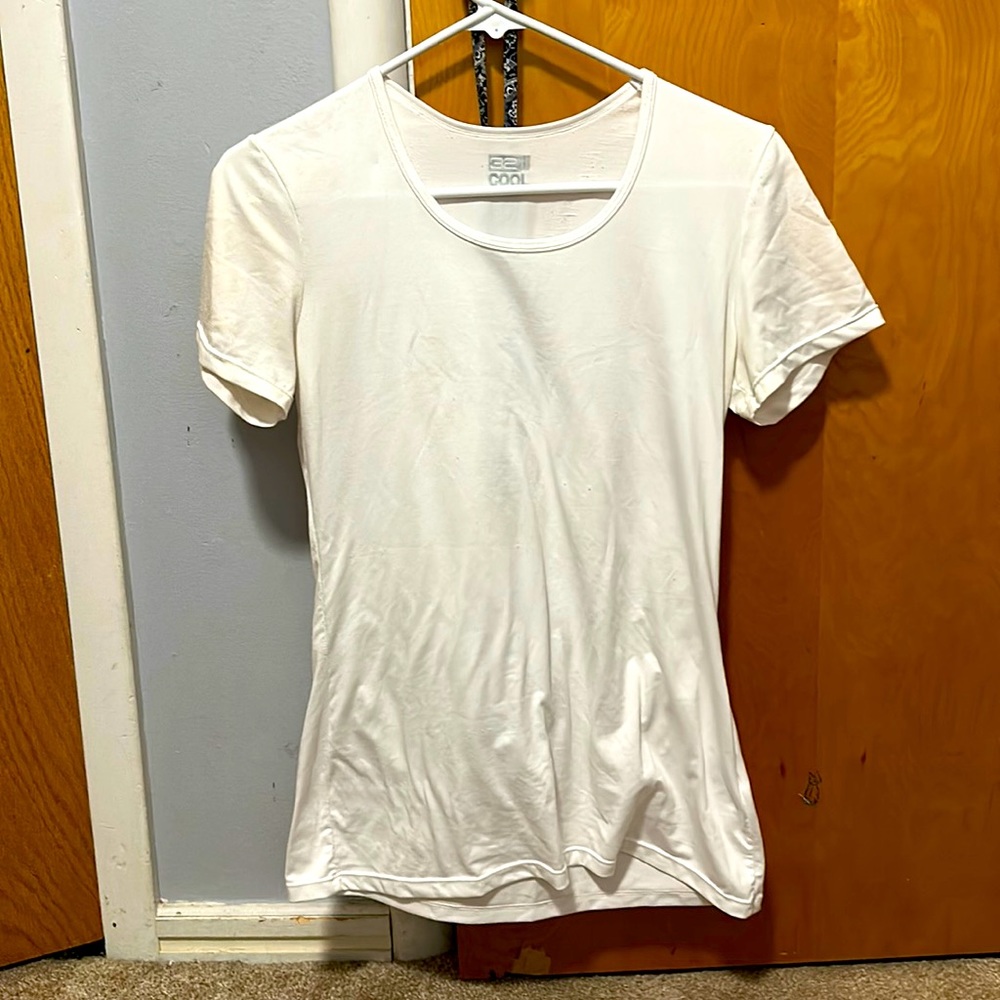 White cooling t shirt that keeps you cool. Size medium but is stretchy.